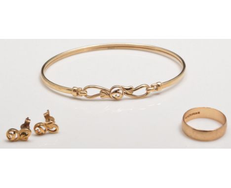 Rose metal bangle, ornamented clasp, 9ct gold wedding band and a pair of stud earrings.