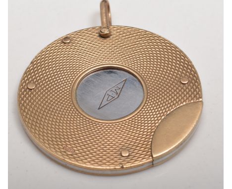 9ct hallmarked gold cigar cutter/fob, circular, engine turned, diameter 3.5cm.