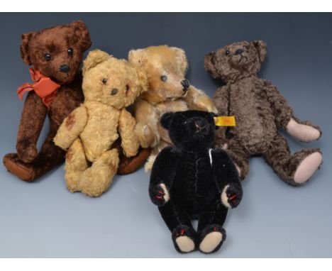 Small black Steiff bear, a small vintage bear and three others (5).