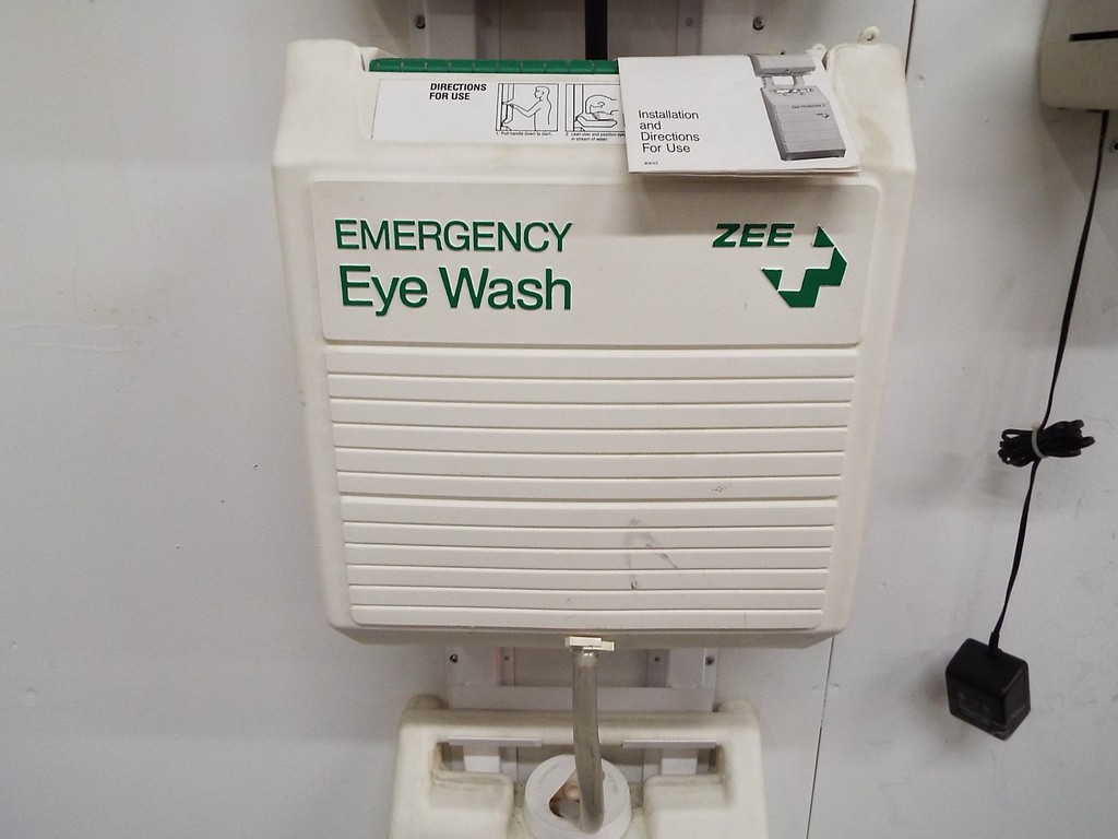 ZEE PROTECTOR EYE WASH STATION