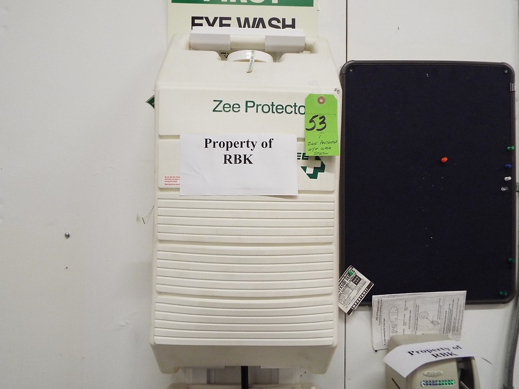 ZEE PROTECTOR EYE WASH STATION