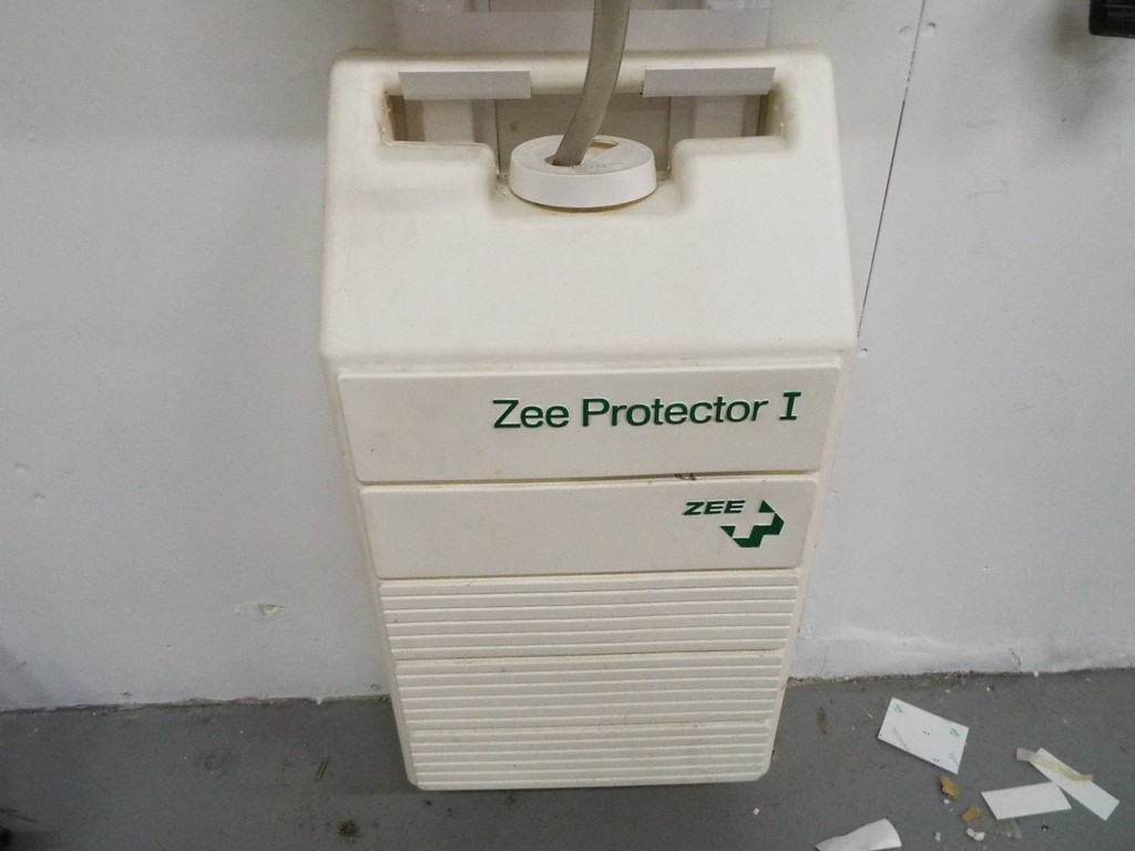 ZEE PROTECTOR EYE WASH STATION