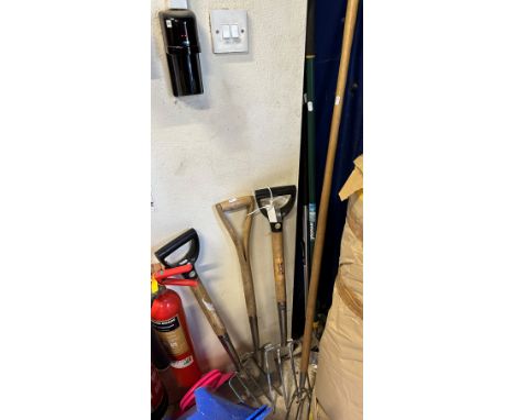 A quantity of various garden tools including a Yeoman Dutch hoe, a Fiskars fork, a Wilkinson Sword fork, a spade, three-prong