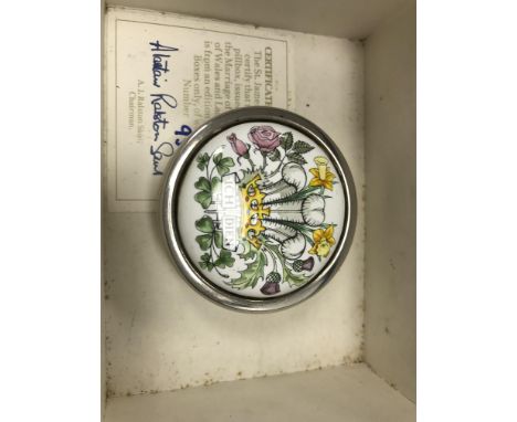 A collection of five Halcyon Days enamelled trinket boxes, to include one inscribed "40" on a red ground, varying sizes, all 