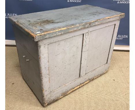 A painted pine trunk with rising lid bearing brass label "Rachel Ashwell Shabby Chic" over a two panel front 95 cm wide x 52 