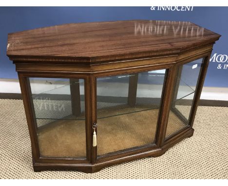 An Edwardian mahogany Sheraton Revival display cabinet or bijouterie cabinet of elongated octagonal form, the single glazed d