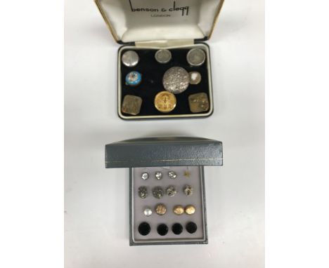A collection of various buttons and studs in white and yellow metal, etc, to include a single hunt button, cameo button, pair