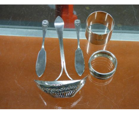 A PAIR OF HM SHEFFIELD SILVER BUTTER KNIVES, A SHEFFIELD AND CHESTER NAPKIN RINGS AND A UNMARKED WHITE METAL SIFTER SPOON 