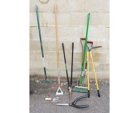 Assorted garden tools&nbsp; to include a fork, garden rake, yard brush, garden shears, hoe etc.
