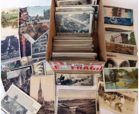 A collection of early 20th Century and later postcards including numerous topographic, architectural, American buildings and 