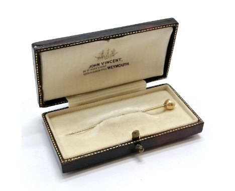 Unmarked gold stick pin in John Vincent (Weymouth) fitted retail box - pin 5.5cm &amp; 1.1g 