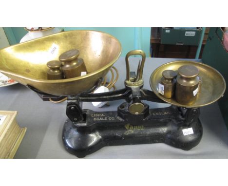 Set of cast metal kitchen scales with copper pans and a graduated set of brass weights. (B.P. 24% incl. VAT)