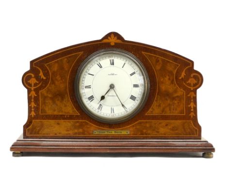 20th century mahogany and walnut mantel clock with marquetry inlaid decoration, on turned metal feet, 16.5cm high, (with key)