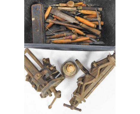 Various hand tools and accessories, a vice, 25cm W, various others, etc.  (a quantity)