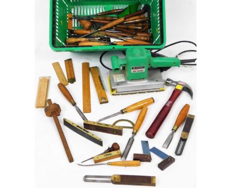 Various hand tools, accessories, etc. a quantity of folding rules, Hitachi SV1SD sander, 32cm W, various chisels, various mak