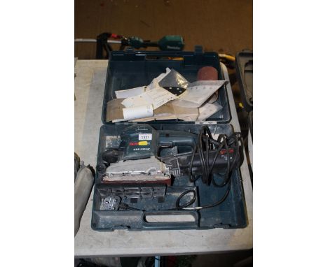 A Bosch GSS230AE 240V electric sander in fitted plastic case and small quantity of sanding pads