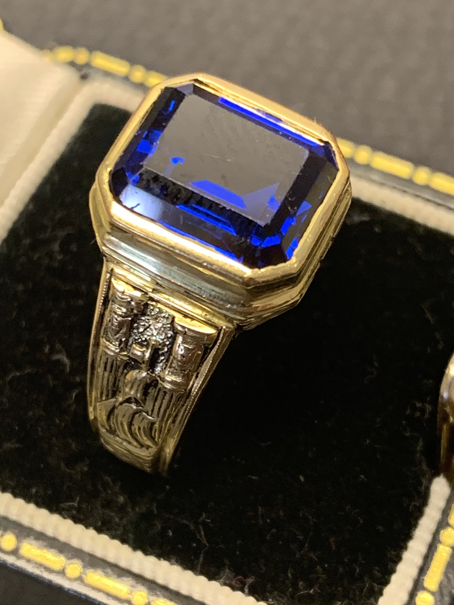 18ct GOLD BLUE STONE GENTS RING