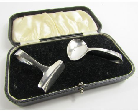 A George VI silver baby's feeding spoon and pusher, cased, Sheffield 1939.