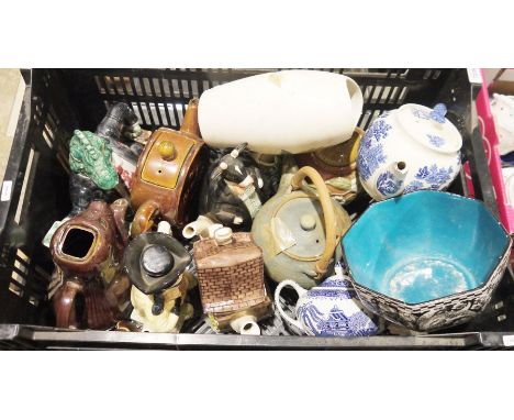 Small quantity of Poole Twintone china&nbsp;to include teapot, sugar bowl, jug, bowl, etc and&nbsp;a small quantity of novelt