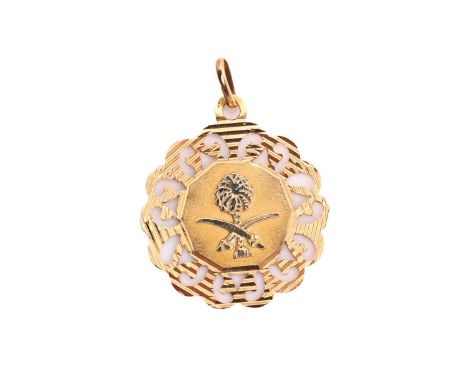 A Saudi Arabian pendant, comprises the relief of the Saudi Arabia emblem that features two crossed swords with a palm tree, o