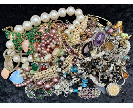 Box of Vintage Costume Jewellery, comprising assorted pearl necklaces and chokers, beads, pendants, earrings, bracelets, broo