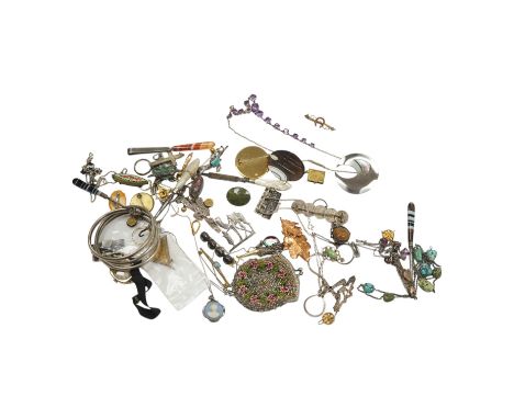 A collection of assorted Victorian and later jewellery, including silver brooch, 9ct ring, amethyst necklace, a 9ct gold manu