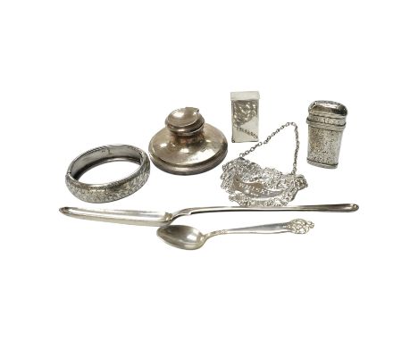 A late George III silver marrow scoop, Eley &amp; Fearn, London, 1818, 21.6cm, a sterling double ended pill box, a Victorian 
