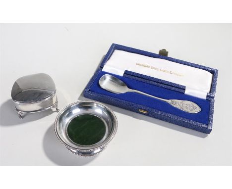 Silver objects, various dates and makers, to include a silver ring box, a silver dish with jade base and a silver cased 1977 