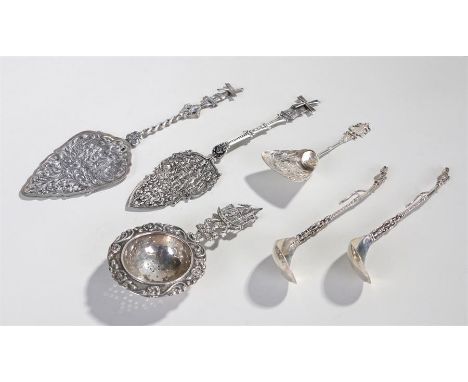 Continental white metal objects, to include a pair of apostle type spoons, a caddy spoon, a tea strainer and two serving spoo