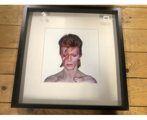 A FRAMED PRINT OF DAVID BOWIE / ALLADIN SANE COVER PORTRAIT PRINT 29x29 CM FRAME 53x53 CM