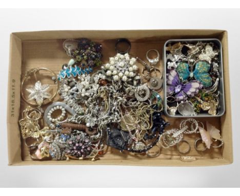 A shallow tray containing costume jewellery, rings, brooches, tin of butterfly jewellery including silver and enamel pieces e