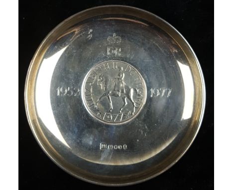 Elizabeth II silver coin dish, for the silver jubilee 1977, limited edition 834, London 1977, makers mark R&D in canted recta