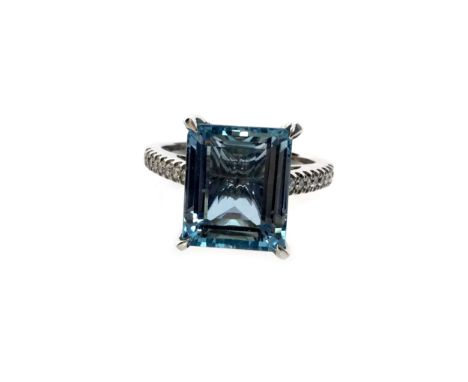 AQUAMARINE AND DIAMOND RING, set with a large rectangular step cut aquamarine of approximately 4.45 carats on diamond shoulde