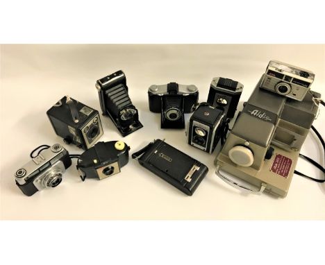 SELECTION OF VINTAGE CAMERASincluding a Kodak Brownie Reflex, Kodak Duaflex III, Kodak Brownie 127, Kodak Instamatic 204, Kod