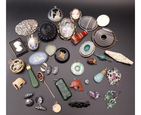 GOOD SELECTION OF VINTAGE JEWELLERYincluding various agate brooches, a hardstone cameo brooch, jade coloured hardstone pendan