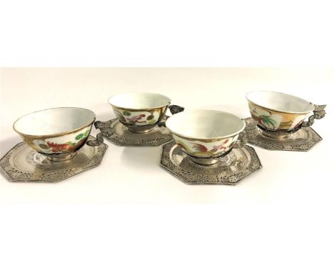 SET OF FOUR CHINESE TEA BOWLSwith dragon and rooster decoration with gilt highlights and character mark to base, with removab