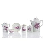 Kaffeekanne, zwei Teedosen, Milchkanne, Tasse