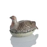 Deckelterrine in Form einer Wachtel auf einem Nest