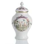Deckelvase mit Militärszene