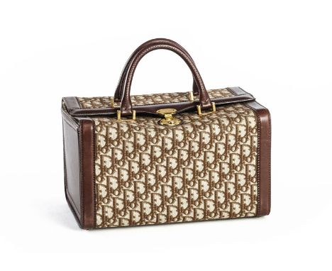Christian Dior Vanity case en cuir brun et toile monogrammée double poignée 19x33x22 cm