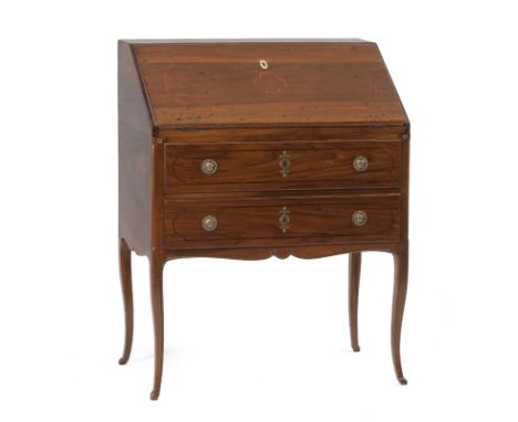 Commode scriban de style Louis XV début XXe s. en noyer et marqueterie de filets de bois clair ouvrant par deux tiroirs &nbsp