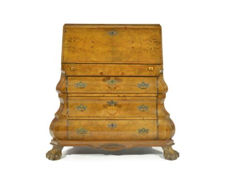 Commode scriban Angleterre XIXe s. en placage de loupe de noyer ouvrant par trois tiroirs en partie basse et un abattant déma