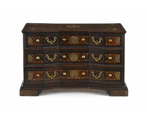 Commode Italie du nord début XVIIIe s. en placage de noyer à façade mouvementée ouvrant par trois tiroirs ornés d'un décor en