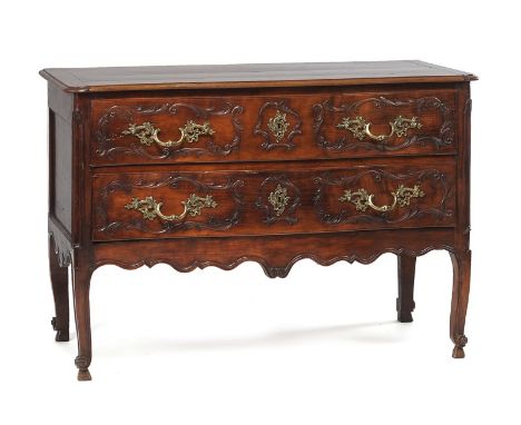 Commode d'époque Louis XV en noyer la façade à léger galbe de forme arbalète ouvrant par deux tiroirs à décor de rinceaux mou