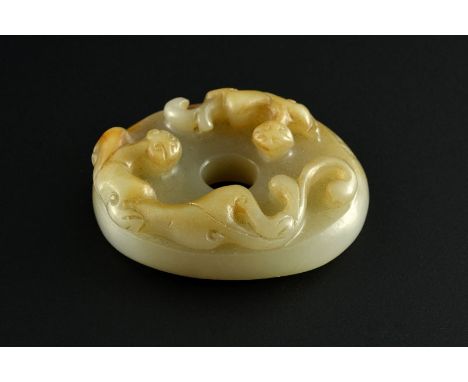 A COMPLETER Anneau ovale en jade à décor de deux chilong et verso à relief "grain de poivre" Chine l. 4 5 cmProvenance:&nbsp 