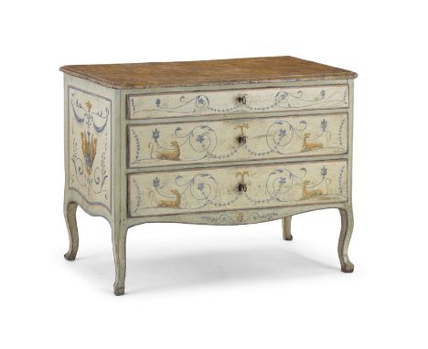 ?Commode peinte Italie XVIIIe s. ouvrant par trois tiroirs à façade ornée de félins et rinceaux végétaux polychromes sur fond