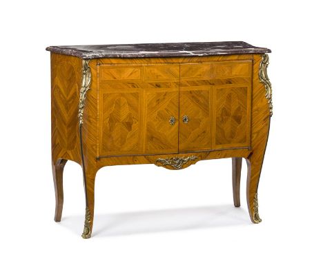 Commode de style Louis XV XXe s. en placage de bois de rose à façade galbée ouvrant par deux vantaux ornementations de bronze