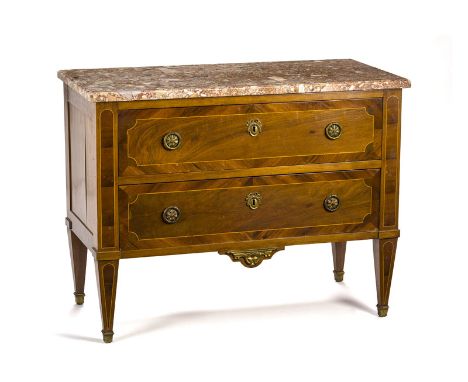 Commode de style Directoire XXe s. en placage de noyer ouvrant par deux tiroirs à façade ornée de filets de bois clair poigné