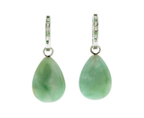 Paire de clips d'oreilles en or gris 585 sertie de jade de 18.26 ct et 18.78 ct taille poire type A selon short report AIGS n