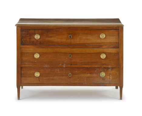Commode début XIXe s. en noyer ouvrant par trois tiroirs plateau de bois entrées de serrures et poignées de tirage en bronze 